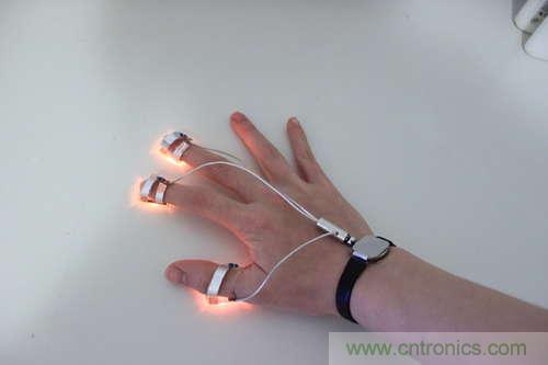 LED多點觸控手套DIY：把各部分焊接起來，測試